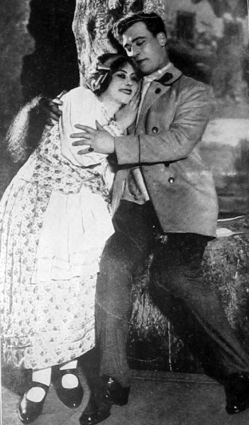 Michael Michalesko and Lucy Finkel in Di goldene kale.